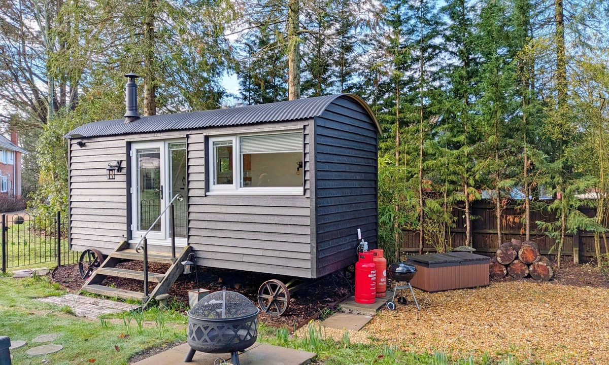 New Forest District Cabin | A lodge/cabin that sleeps 2 guests in 1 bedroom - 3 nights for the price of 2 nights in July!