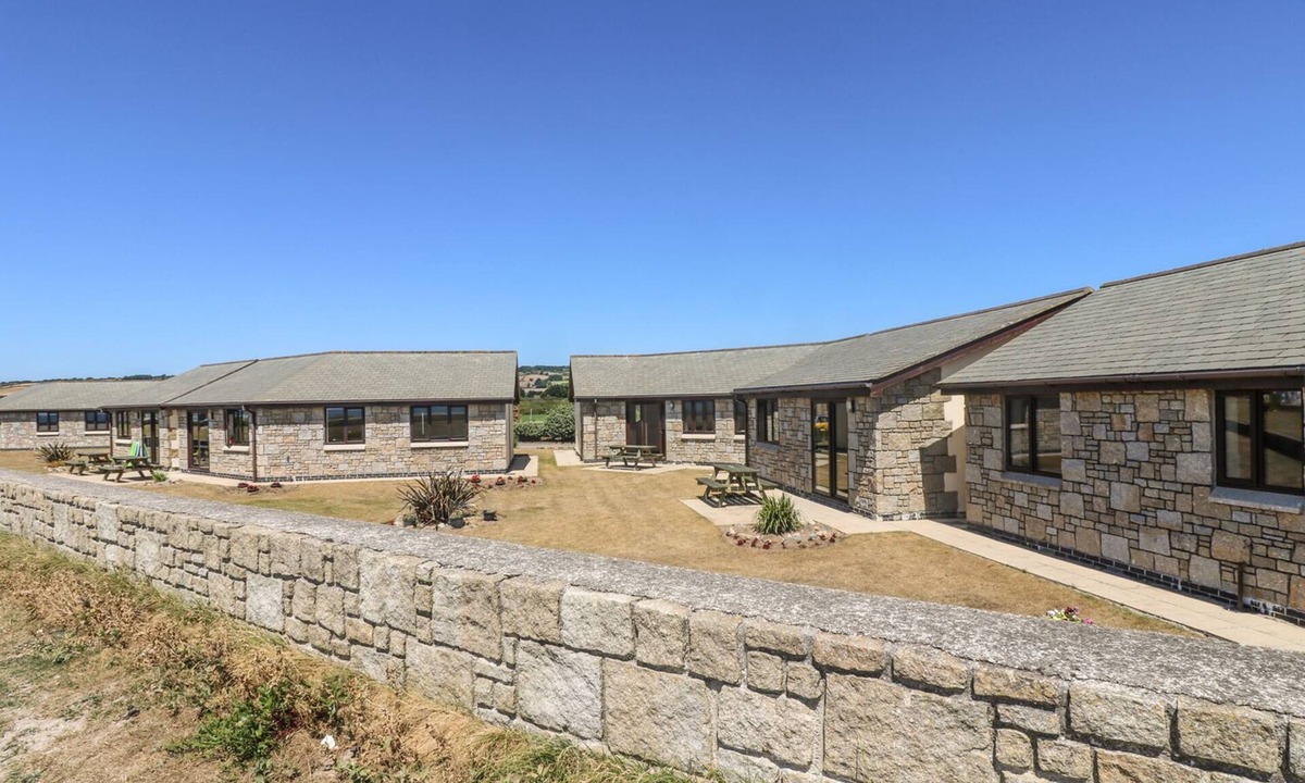 Longrock House | SURFSIDE, pet friendly, country holiday cottage in Marazion