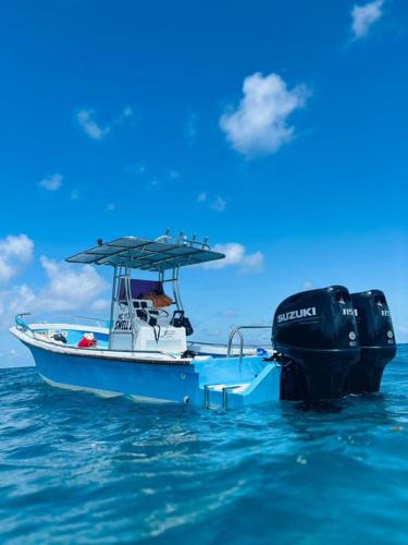 Praslin Island Boat Rental | Swell boat excursion