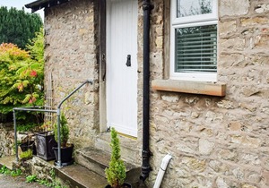 2 bedroom accommodation in Arnside in Arnside