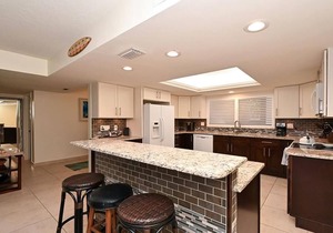Chinaberry 924 - 2 Bedroom Condo with Private Beach with lounge chairs & umbrella provided, 2 Poo. in Siesta Key