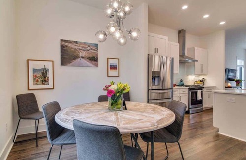 Edgehill House | 6 BR Gulch Homes, Garages, Rooftops, Walk to Gulch 10 Mins to Broadway, 24 Hour Hospitality Team, Perfect for Groups