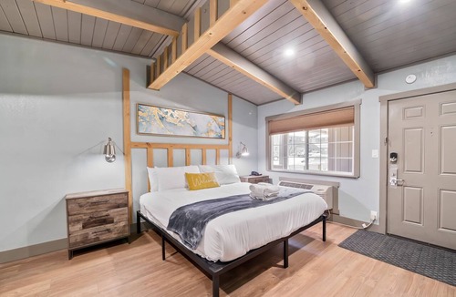 Lakeside Park Hotel | Blue Jay Lodge