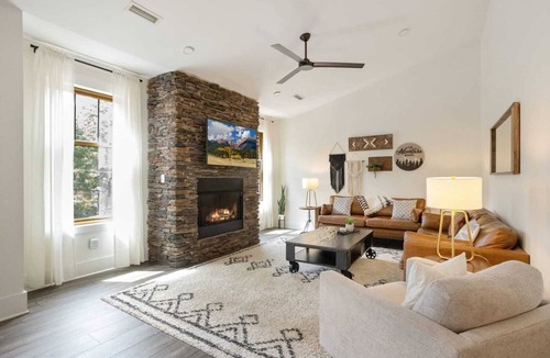 Blowing Rock Condo | Luxury 2BR Condo in Heart of Downtown Blowing Rock w/Balconies & Parking!