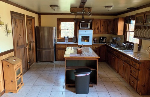 Tiger Cabin | Prince Oswald's Tiger Tree House - Charming 3-bedroom Cabin in Tiger, GA