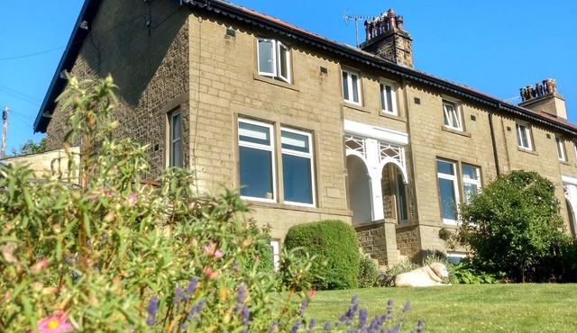 1 BRIDGE END & GARDEN, pet friendly in Grassington in Grassington