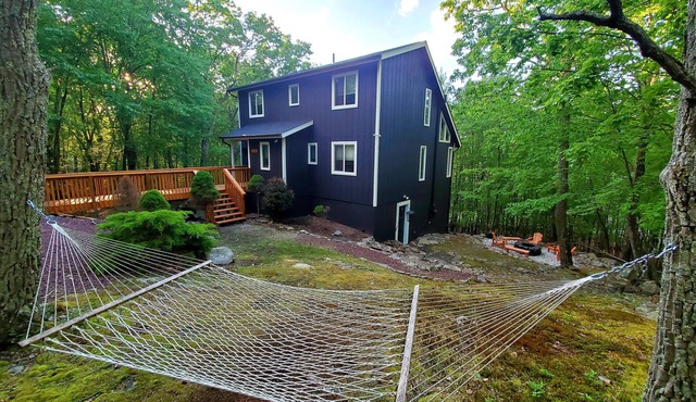 #1 Rated Poconos Lodge Near Shawnee – Game Room & Community Indoor Pool/Hot Tub in East Stroudsburg