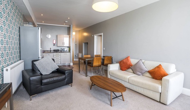 12 Astor House - one bed garden apartment with patio and stunning uninterrupted sea views in Torquay