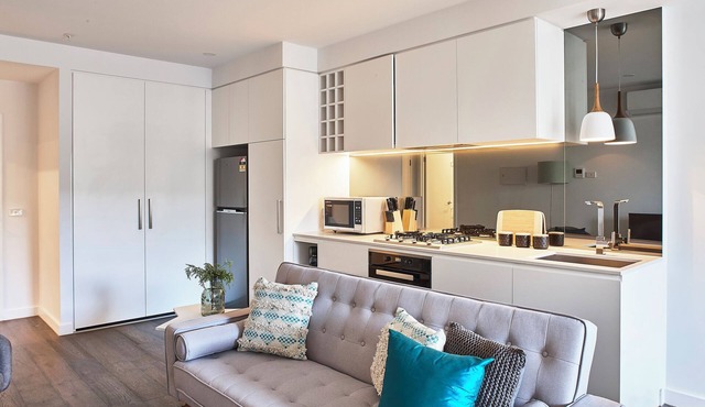 2-Bed 2-Bath Apartment: Walk to St Kilda Beach, Cafés, Shops & Albert Park in St Kilda