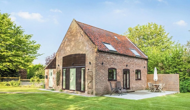 2 bedroom accommodation in Scottow, near Coltishall in Irstead