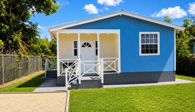 2BR Cottage, Walk to Brandons Beach, AC, WiFi in St Michael