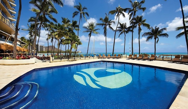 3 Great Units Just Steps to the Beach, Dining, Spa, Diamond Head, Iolani Palace in Honolulu