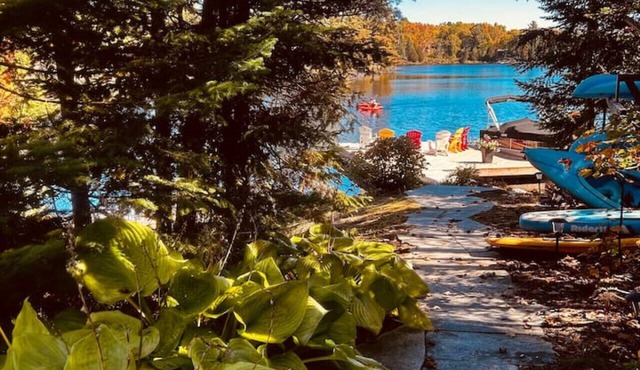 3BR Waterside Cottage w/King Beds & Fireplace in Whitestone