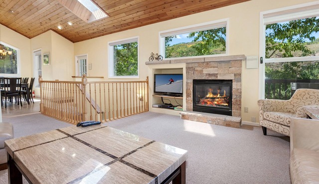4 Bedroom + Bonus Room, Single Family Home, Huge Deck, Hot Tub, on the Bus Route in Vail