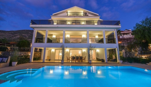 5 bedroom luxury villa with private pool and garden in oludeniz in Fethiye