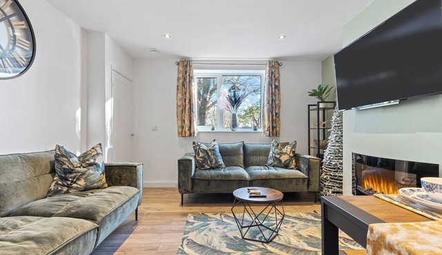 8 Eighth Ave · Retreat On The Green - Beautiful 4-Bed Home - Pass The Keys in York