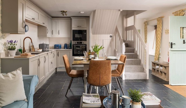 A stone cottage that sleeps 4 guests in 2 bedrooms in Combe Martin