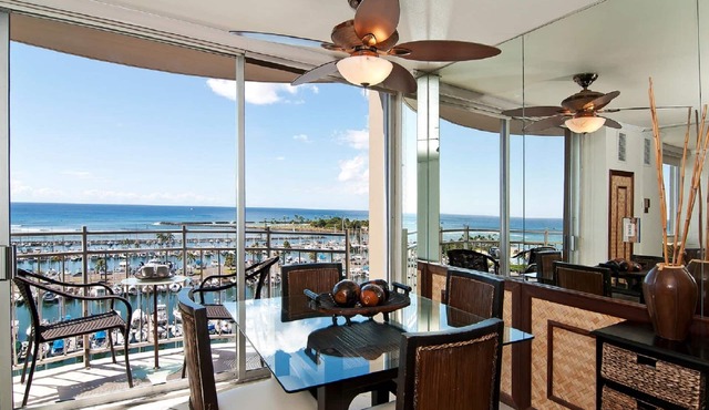 Absolutely Oceanfront - Free Parking - Full Kitchen- full disability access. in honolulu