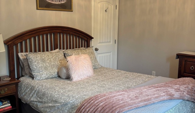 Air conditioned apartment all set for romantic get away or your work holiday! in Summerside
