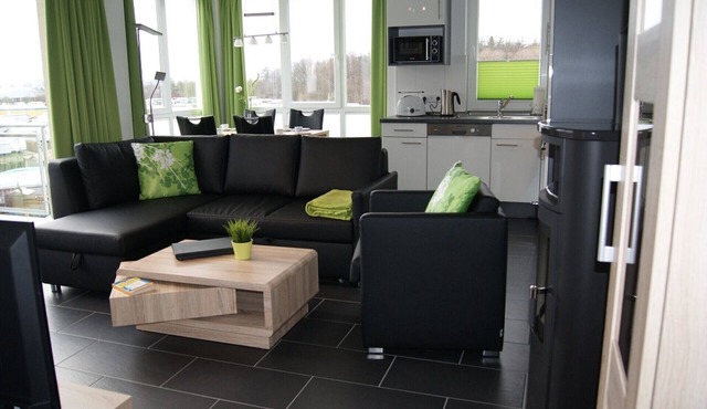 Allergy-friendly vacation apartment Meeresrauschen 10 in Großenbrode. Varied entertainment with books, games, DVDs & CDs. Feel-good atmosphere with sauna, fireplace & balcony with stunning sea views in Großenbrode