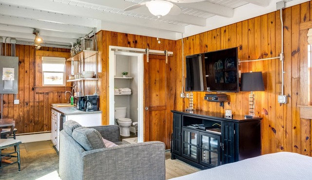 Bankers Tiny Cottage: Dog-Friendly w Beach Access! in Nags Head