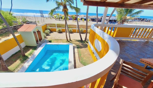 Beachfront House with Pool - Perfect for 12 People in Poneloya