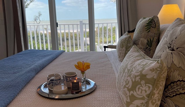 Beachfront - step into sand & shells from your living room, stargazing rooftop in Sanibel