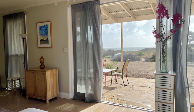 Beachside Studio styled space with sea views and 3 minute walk to the beach in Middle River