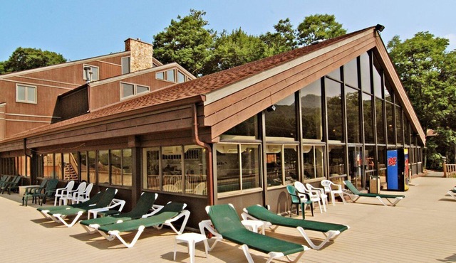 Beautiful 2 bedroom unit at resort, sleeps 8 in Banner Elk