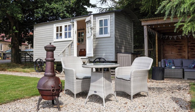 BELLWETHER, romantic, country holiday cottage in Helmsley in York