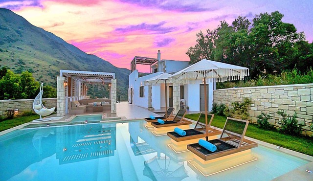 Blue Lake Villa Heated Pool in Georgioupoli