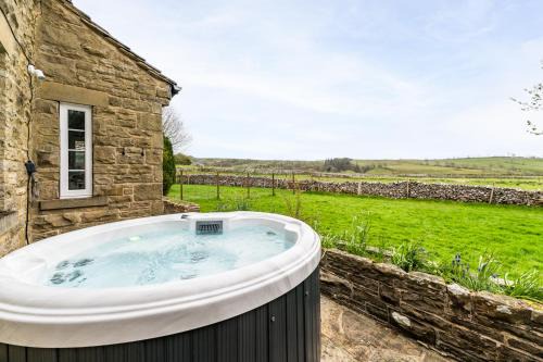Central Malham Wellbeing Escape, 4-bed house with yoga studio in Malham
