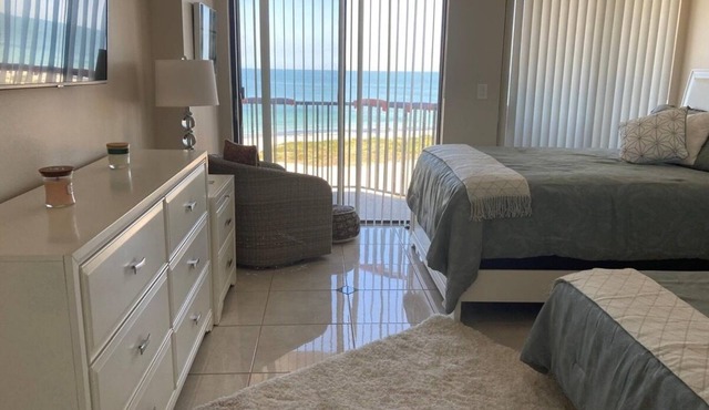 Charming 2-bedroom condo with Ocean View, AC, WiFi in gorgeous Clearwater in Clearwater