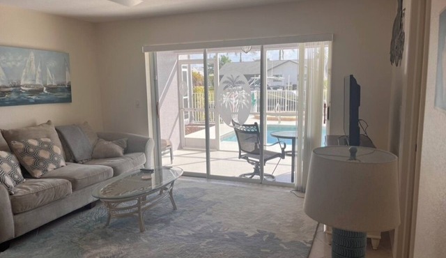 Charming 2-bedroom condo with WiFi, in Cape Coral with pool, spa, & water view. in Cape Coral