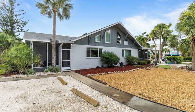 Charming Coastal Retreat at Sanibel Shores-Walk to the Beach PET FRIENDLY in Sanibel