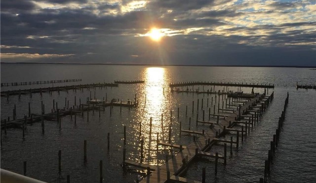 Come see beautiful fall sunsets over the bay! Amazing off season rates! in Dewey Beach
