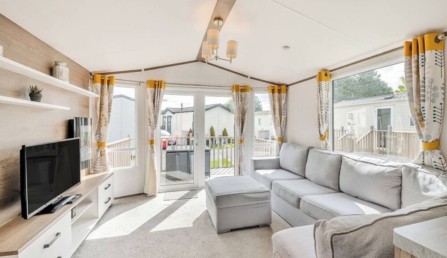 Comfortable caravan with one double with en suite with toilet, and one twin. in Ryther