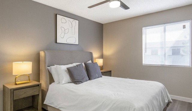 CONGRATS! You’ve found a large1BR apt w/high-end appliances in a prime location! in Phoenix