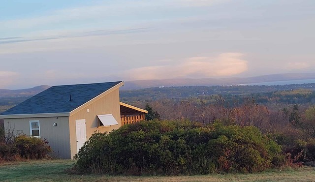 Copper's Cabin - Tiny house - -Minutes to amenities but feels like miles away! in Digby