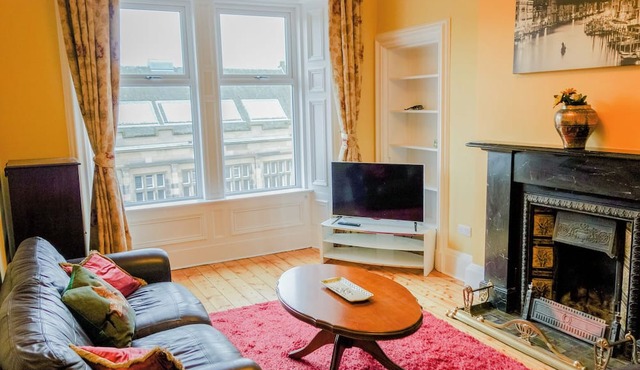 Cosy 2BD Flat on Vibrant Leith Walk, Edinburgh in Edinburgh