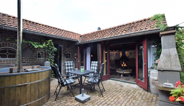 Cottage near Bourtange with Hot Tub in Musselkanaal