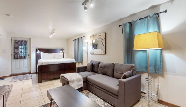 Cozy Alpine Studio w/High-End Mattresses, Hot Tub & Full Kitchen in Vail