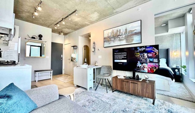 Cozy DT Fantastic Amenities View Private Parking in Calgary