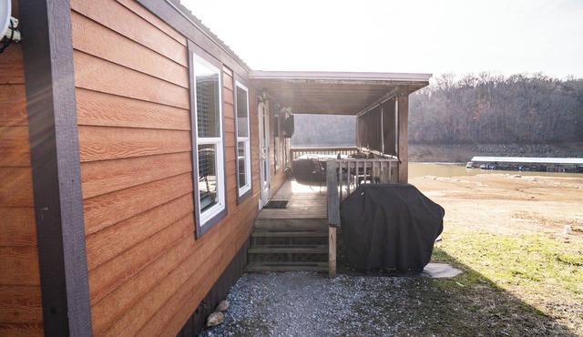 Cozy Lake Front Park Model on Douglas Lake with Hot Tub! in Dandridge
