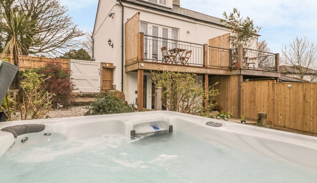 CRIFT FARM COTTAGE, pet friendly, with hot tub in Lanlivery, Cornwall in Bodmin