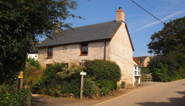 Delightful 300 year old cottage in quiet country lane in Crowlas