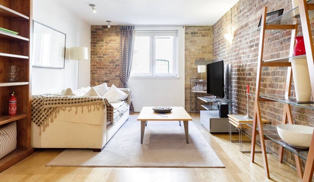 Designer Warehouse Two Bedrooms Converted, London Bridge in London