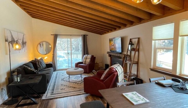 Dogs welcome! Clean, cozy Sun Valley condo in Elkhorn in Sun Valley