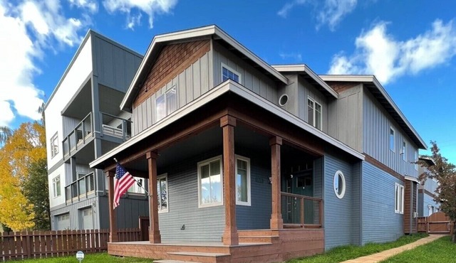 Downtown Mid-Century Modern Luxury Getaway in Anchorage