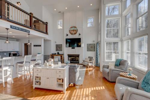 Eagle Roost Chalet- Modern Kentucky Lake Chalet in Waverly